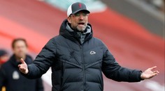 Narušitel vletěl pod nohy hvězdy Liverpoolu. Klopp u lajny zuřil jako nikdy