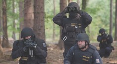 Muž střílel v lese s upravenou zbraní. Doma schovával další munici