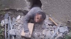 "Klid, neutíkám," uklidňoval strážníky muž, když vylezl dírou z garáže