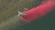 Hasiči v Los Angeles dál bojují s požáry. Používají škodlivou látku, tvrdí experti