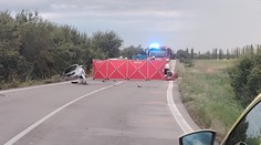 Smrtelná nehoda na Nymbursku. Po střetu pěti aut zemřel řidič, šest zraněných