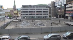 V centru Ústí nad Labem je už 17 let díra. Kolem je akorát bordel, stěžují si místní