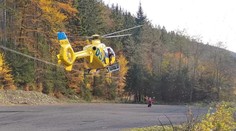 Cyklistka si v Beskydech vážně poranila hlavu, odvážel ji vrtulník