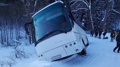 Na Šumpersku havaroval autobus se školáky. Museli z něj utéct oknem