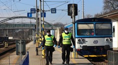 Muž cestoval vlakem na černo. Originální výmluva překvapila i policisty