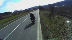 Vražedná jízda motorkáře. Vytlačil ze silnice kamion, ten se zřítil do příkopu
