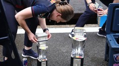 Další zničená trofej za dva týdny. Tentokrát si Red Bull rozbil týmový pohár
