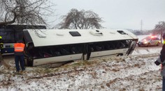 Autobus plný dětí havaroval u Jihlavy. Záchranáři ošetřili 29 zraněných