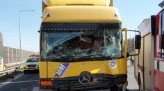Na hradecké dálnici si počkáte kvůli nehodě kamionu