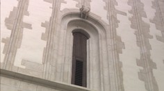 Neslušný mužíček špulí zadnici z brněnského kostela sv. Jakuba. Město je na něj hrdé