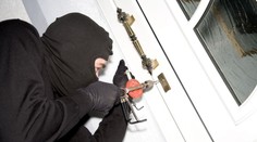 Lupiči měli plán jak z gangsterky. S dveřmi si ale neporadili