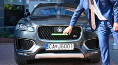 Na autech přibude další brzdové světlo. Změnu už schválila první země