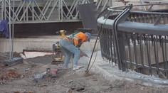 Rekonstrukce mostu v Pardubicích se komplikuje. Lidé musí být opatrní