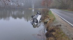 Žena měla obrovské štěstí. Sjela do rybníka, pomoc přivolal další řidič
