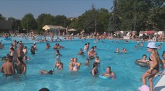 Brno trápí úmorná vedra. Lidé hledají osvěžení hlavně na koupalištích
