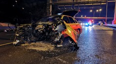 Nehoda na Jižní spojce! Poražený sloup, vytržený motor a řidič utekl