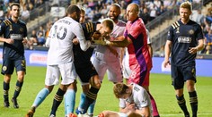 Nechutné zdržování. Hráč poslal dva míče na tribunu, pak se strhla mela