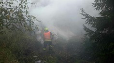 Hasiči u požáru štěpky zasahují druhý den, lidem doporučili nevětrat!