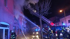 Mohutné plameny zachvátily dům v Duchcově, mezi zraněnými jsou děti