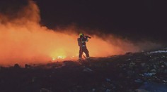Požár skládky na Brněnsku zranil dva hasiče. Vyhlásili třetí stupeň poplachu