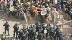 V Austrálii propukly násilné protesty, policisté použili slzný plyn