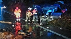 Vážná nehoda na jihu Čech. Při čelní srážce aut zemřela jedna žena