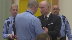 Zabil 77 lidí. Breivik chce po deseti letech ve vězení na svobodu