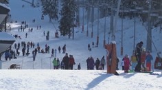 Nerušit, sáňkujeme! Lidé se vysmívají vládě. Skiareály praskají ve švech