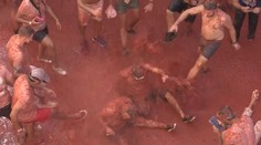 Ve Španělsku proběhla tradiční rajčatová bitva. Zúčastnili se lidé z celého světa