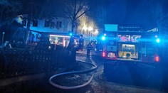 Požár zachvátil ubytovnu v Praze. Jeden člověk zemřel, mezi zraněnými jsou i policisté