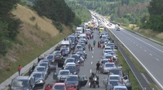 Dálnici D1 zablokovala dopravní nehoda, tvořily se dlouhé kolony