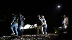 Sedmičlenná skupinka přecházela přes koleje, čtyři nepřežili