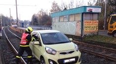 Myslela, že jede po rozbité silnici! Auto ale bylo na kolejích tramvaje