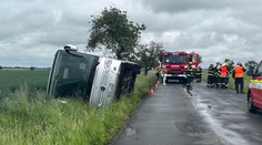 Nehoda autobusu na Kutnohorsku. Jelo v něm přes 30 dětí ze školky