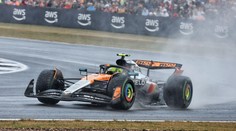 Déšť, nehody, penalizace. Silverstone ovládl Norris, překvapení na třetím místě