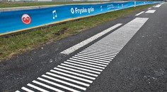 Zpívající silnice měla zpomalit řidiče. Lidé z ní šíleli