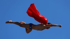 Extrémní skokan Navrátil slavil stylově. Do vody se vrhl jako Superman