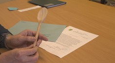 Bek dostává vařečky. Obce tak protestují proti změně financování nepedagogů
