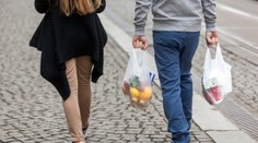 Konec "igelitek" v obchodech zdarma! Brzy za ně budeme platit