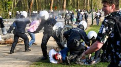 Aprílový žert se zvrtnul. Tisíce lidí v Belgii policie rozháněla vodními děly