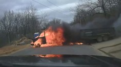 Hořící dodávka se řítila na silnici! Policista natočil celé ohnivé drama