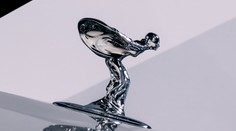 Rolls-Royce mění svoji ikonickou sošku. Musela se přikrčit kvůli elektromobilitě