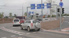 Plzeň otevřela nový kruhový objezd. Podle řidičů ale úlevu nepřinesl