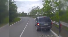 Řidiči se zdálo, že kamion brzdí provoz. Předjel ho a šlápl na brzdu