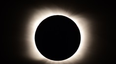 Nevšední záběry! Podívejte se, jak vypadá zatmění Slunce nad Chile z vesmíru