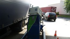 Kamion na benzínce v Moravské Třebové smetl stojan! Škoda se šplhá k miliónu