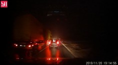 Obří hazard! Plná čára, v protisměru auto. Kamion přesto předjížděl!
