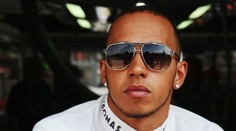 Hamilton ze sebe udělal idiota. Tak špatně prý dlouho neřídil