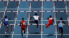 Nečekané trable atleta, při běhu mu vypadávalo přirození. Skončil poslední