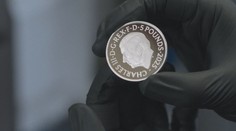 Královská mincovna spustila prodej pamětních mincí. Pětilibrové mince mají hned tři verze